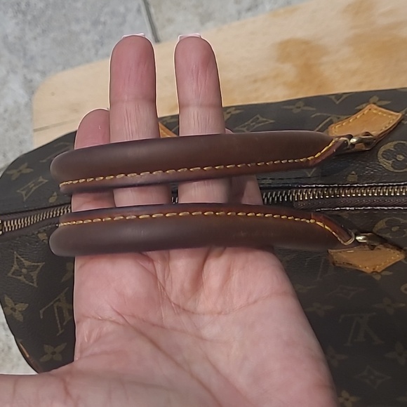 ***SOLD*** LV Speedy 30-No Cracking on Canvas! - Picture 4 of 17